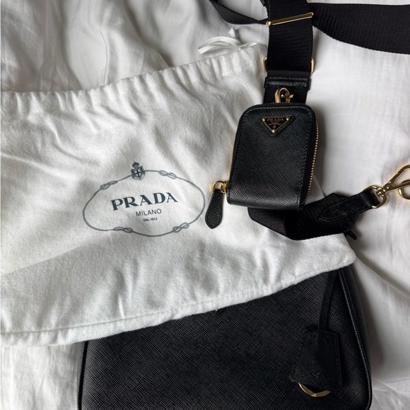 LIKE NEW | Prada Saffiano Lux Re-Edition 2005 Shoulder Bag - Picture 9 of 11